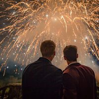 Tom Daley y Dustin Lance Black disfrutando de los fuegos artificiales en su boda