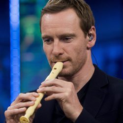 Michael Fassbender tocando la flauta en 'El Hormiguero'