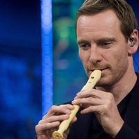 Michael Fassbender tocando la flauta en 'El Hormiguero'