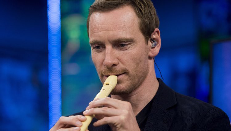 Michael Fassbender tocando la flauta en 'El Hormiguero'