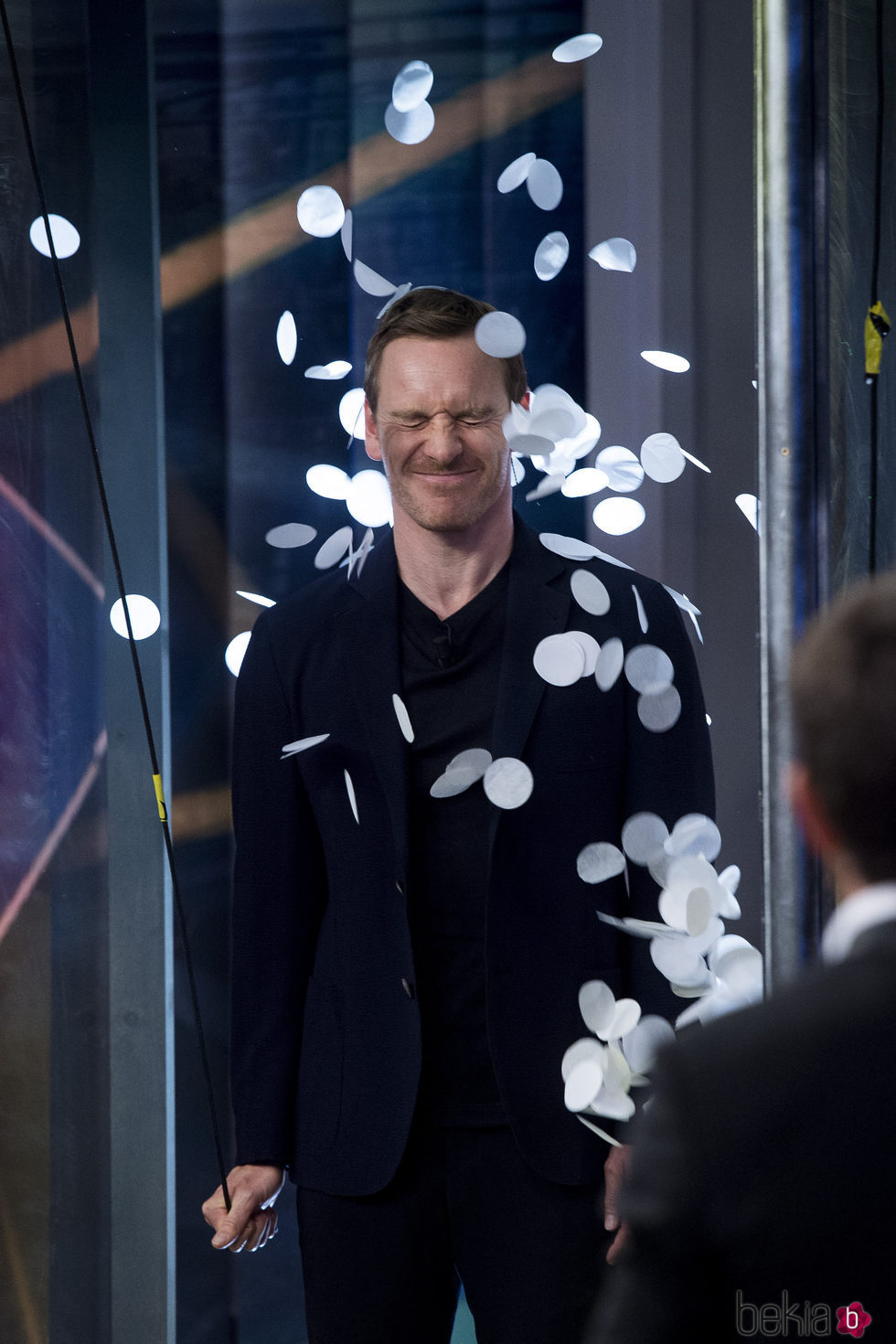 Michael Fassbender lleno de confeti en 'El Hormiguero'