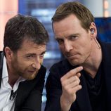 Pablo Motos y Michel Fassbender de confidencias en 'El Hormiguero'