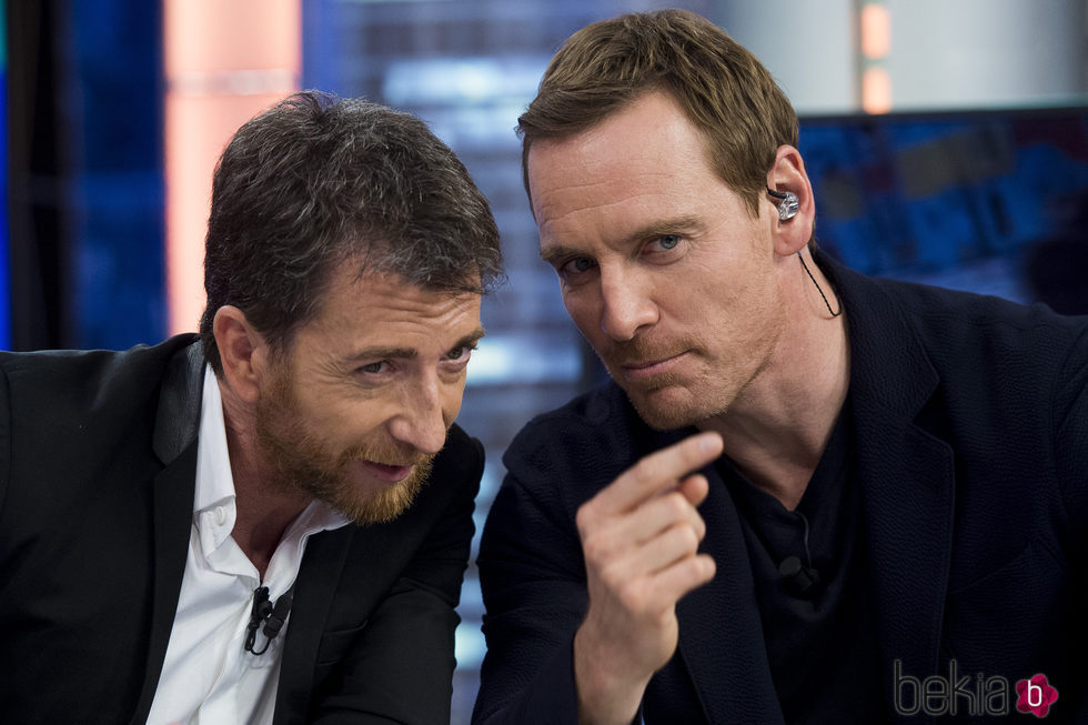 Pablo Motos y Michel Fassbender de confidencias en 'El Hormiguero'