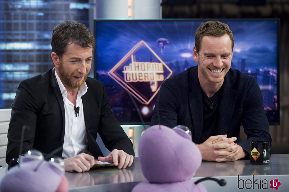 Michael Fassbender se divierte con Pablo Motos en 'El Hormiguero'