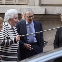 La Infanta Pilar juega con un bastón en la entrega a la Infanta Margarita de la Medalla de Oro de la Real Academia Nacional de Medicina