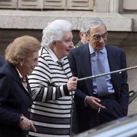 La Infanta Pilar juega con un bastón en la entrega a la Infanta Margarita de la Medalla de Oro de la Real Academia Nacional de Medicina