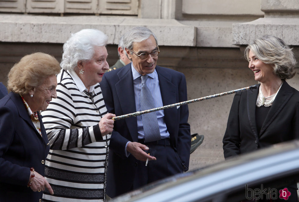 La Infanta Pilar juega con un bastón en la entrega a la Infanta Margarita de la Medalla de Oro de la Real Academia Nacional de Medicina