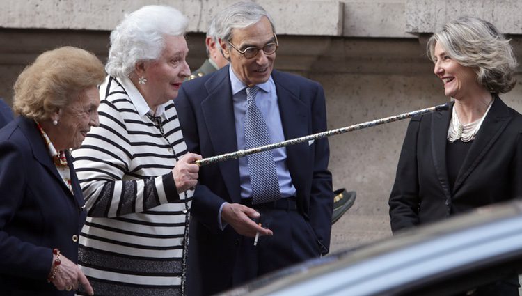 La Infanta Pilar juega con un bastón en la entrega a la Infanta Margarita de la Medalla de Oro de la Real Academia Nacional de Medicina