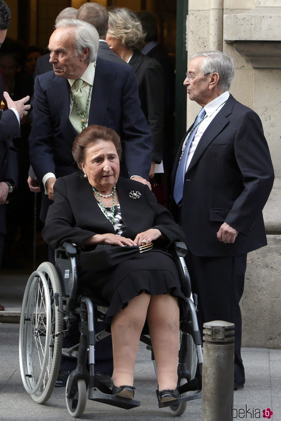 La Infanta Margarita con Carlos Zurita tras recibir la Medalla de Oro de la Real Academia Nacional de Medicina