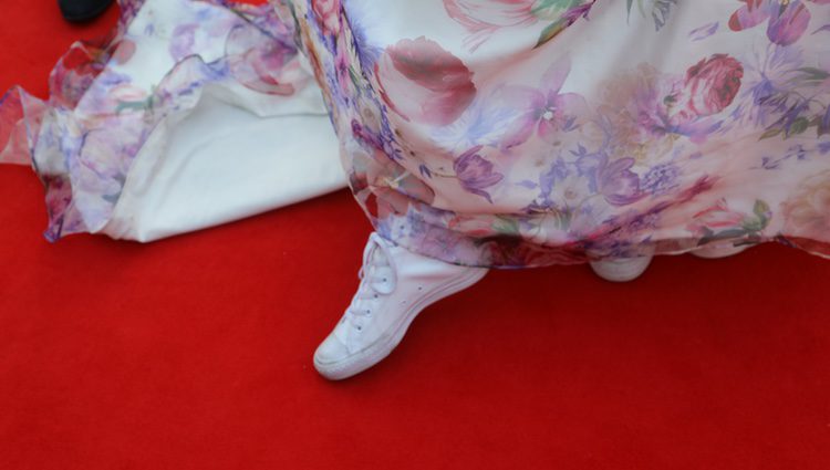 Lucie Jones acude en zapatillas a la alfombra roja de Eurovisión 2017