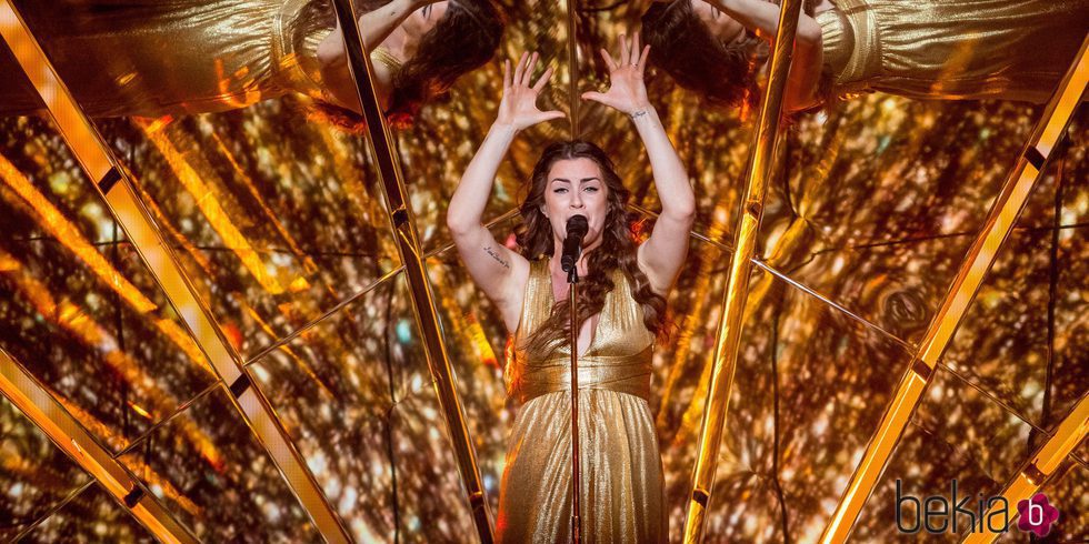 Lucie Jones ensayando 'Never Give Up On You'