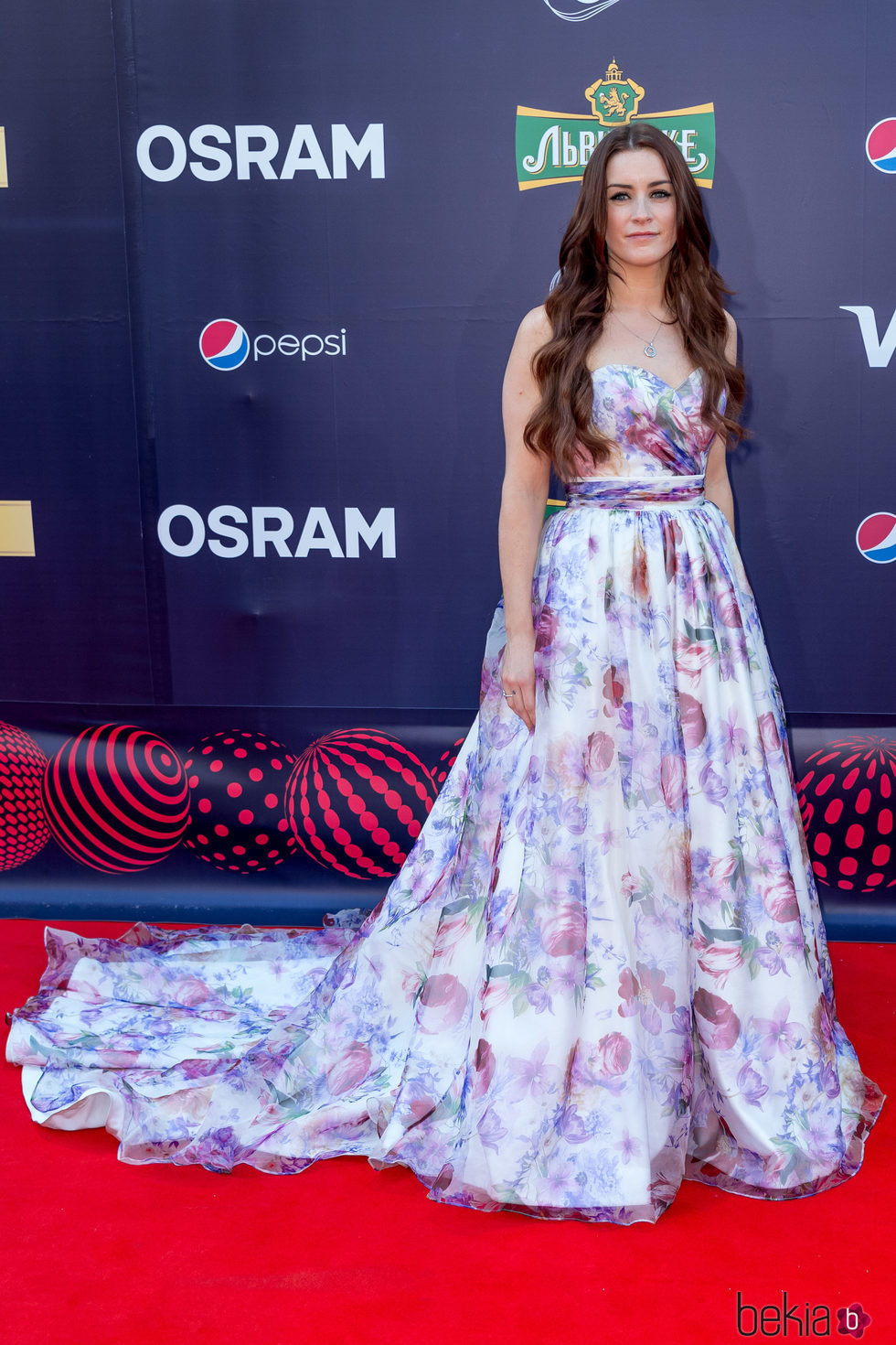 Lucie Jones posa en la alfombra roja de Eurovisión 2017