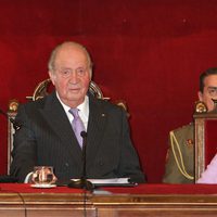 Los Reyes Juan Carlos y Sofía en la entrega a la Infanta Margarita de la Medalla de Oro de la Real Academia Nacional de Medicina