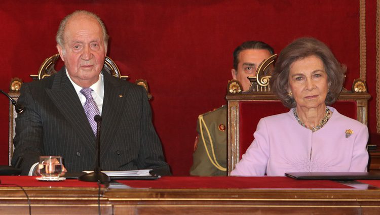 Los Reyes Juan Carlos y Sofía en la entrega a la Infanta Margarita de la Medalla de Oro de la Real Academia Nacional de Medicina