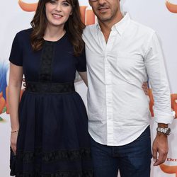 Zooey Deschanel y Jacob Pechenik en la premiere de 'Trolls'