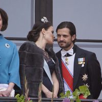 Sofia Hellqvist habla al oído a Carlos Felipe de Suecia en el 80 cumpleaños de Harald y Sonia de Noruega