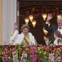 Harald y Sonia de Noruega saludan en las celebraciones por su 80 cumpleaños