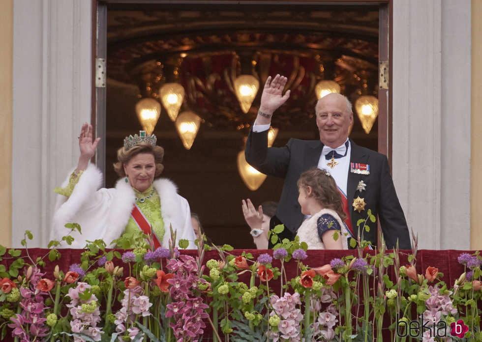 Harald y Sonia de Noruega saludan en las celebraciones por su 80 cumpleaños