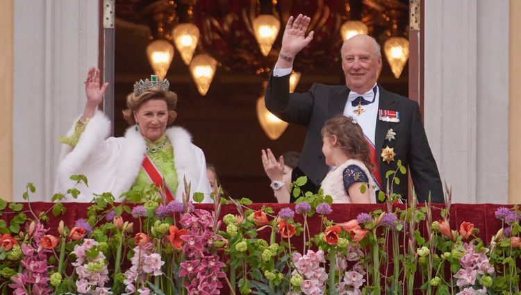 Harald y Sonia de Noruega saludan en las celebraciones por su 80 cumpleaños