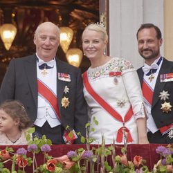 Harald de Noruega con Haakon y Mette Marit de Noruega en las celebraciones de su 80 cumpleaños