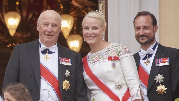 Harald de Noruega con Haakon y Mette Marit de Noruega en las celebraciones de su 80 cumpleaños