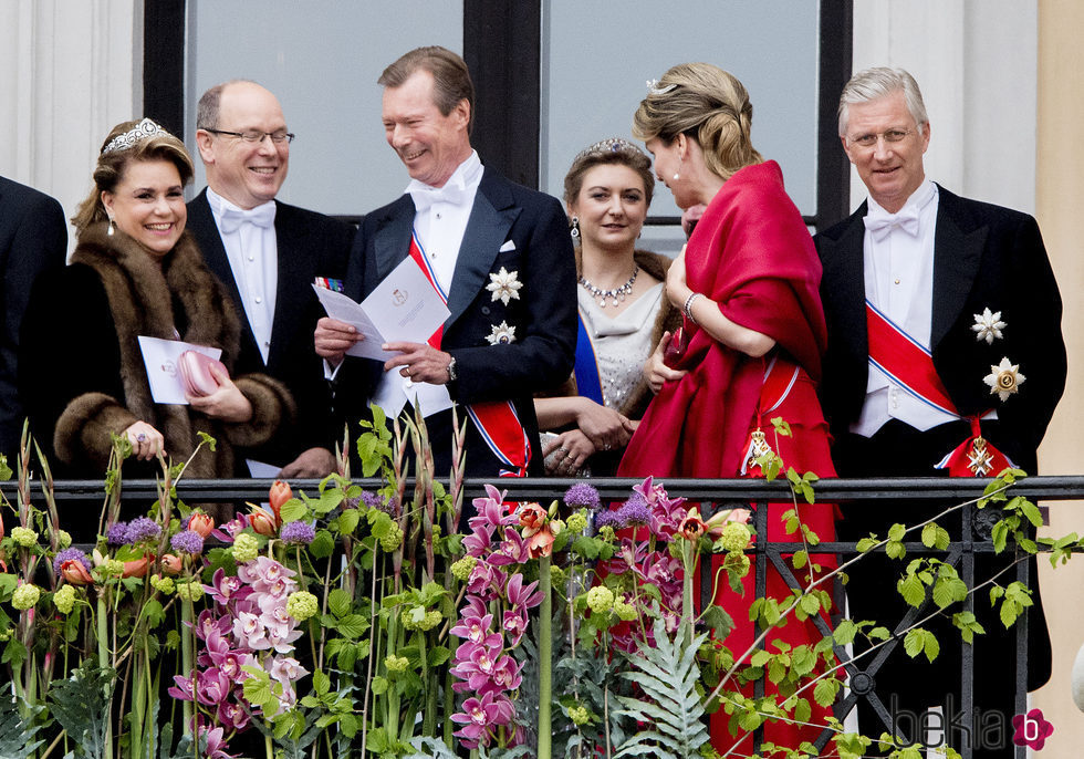 Alberto de Mónaco, los Reyes de Bélgica, los Grandes Duques de Luxemburgo y Estefanía de Luxemburgo en el 80 cumpleaños de Harald y Sonia de Noruega