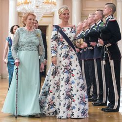 Lady Elizabeth Anson y Marie Chantal de Grecia en una cena de gala por el 80 cumpleaños de los Reyes de Noruega