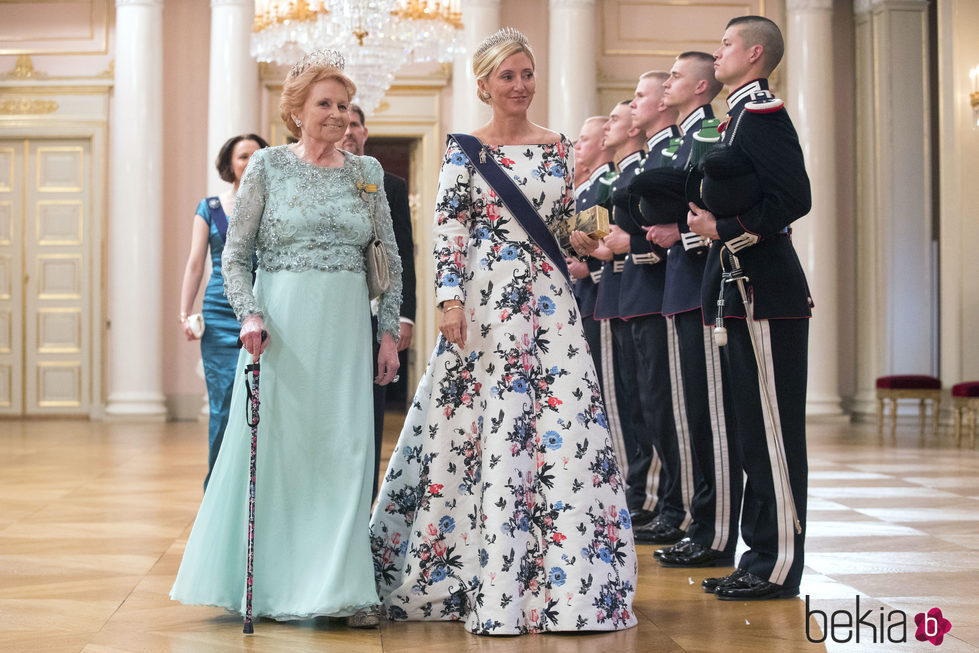 Lady Elizabeth Anson y Marie Chantal de Grecia en una cena de gala por el 80 cumpleaños de los Reyes de Noruega