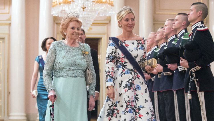 Lady Elizabeth Anson y Marie Chantal de Grecia en una cena de gala por el 80 cumpleaños de los Reyes de Noruega