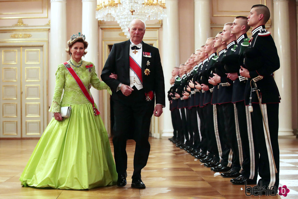 Harald y Sonia de Noruega en una cena de gala en su honor por su 80 cumpleaños