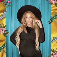 Beyoncé posa embarazada con vestido negro y sombrero