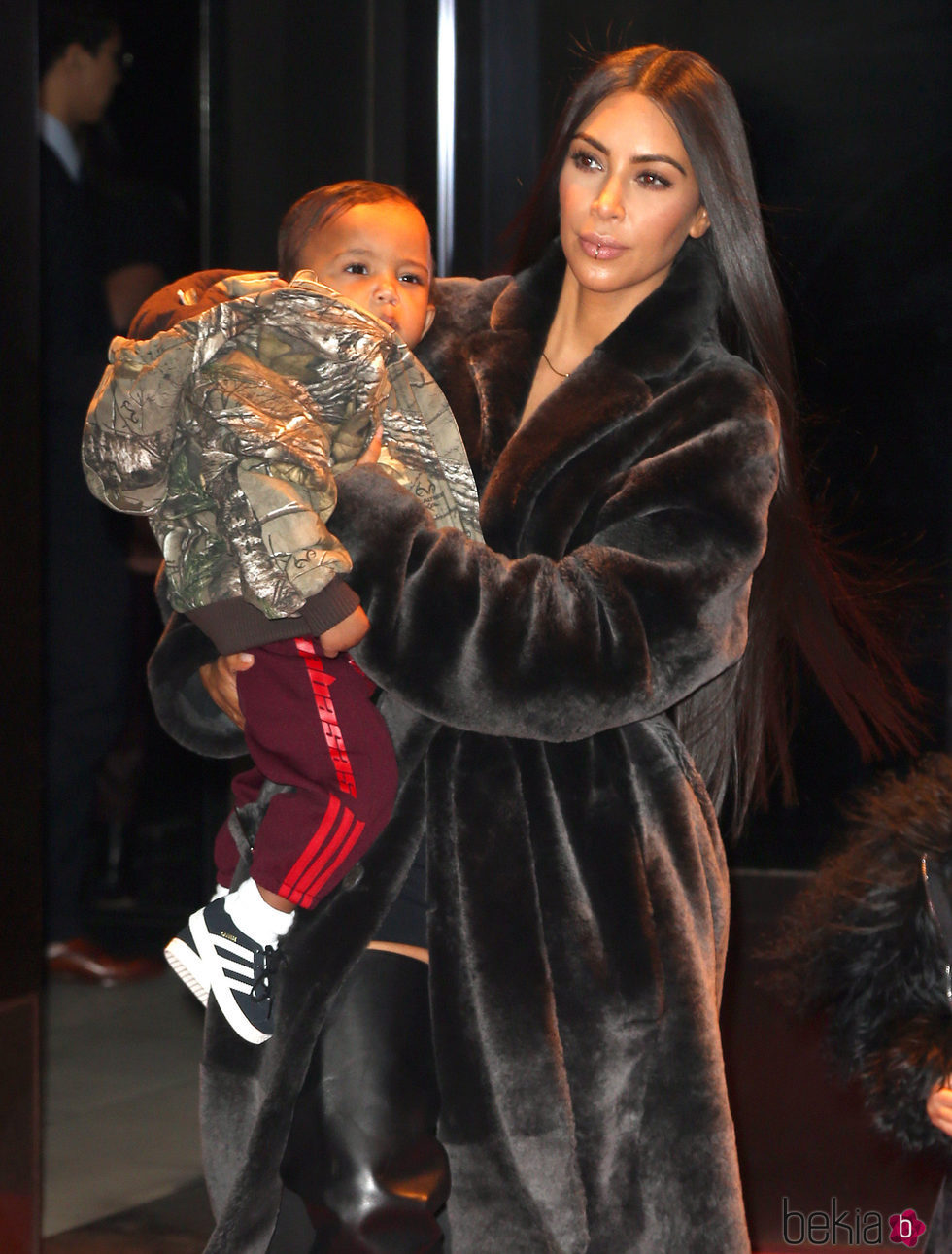 Kim Kardashian paseando junto a su segundo hijo Saint West con el rapero Kanye West