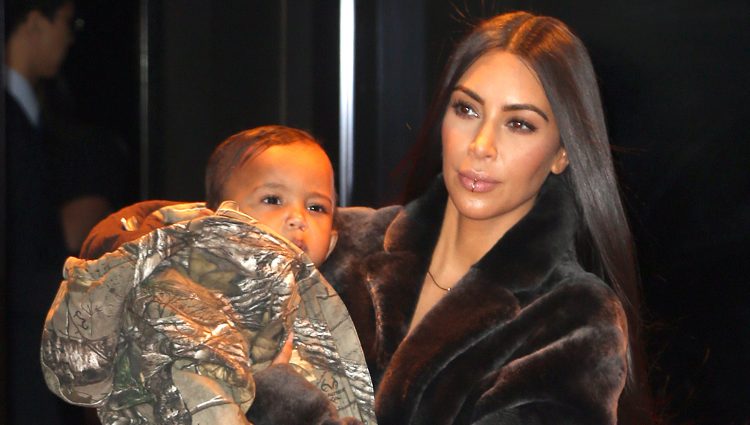 Kim Kardashian paseando junto a su segundo hijo Saint West con el rapero Kanye West