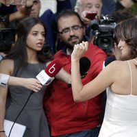 Penélope Cruz hablando con la prensa en el evento de Carpisa