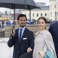 El príncipe Carlos Felipe de Suecia y Sofia Hellqvist en el 80 cumpleaños de Harald y Sonia de Noruega