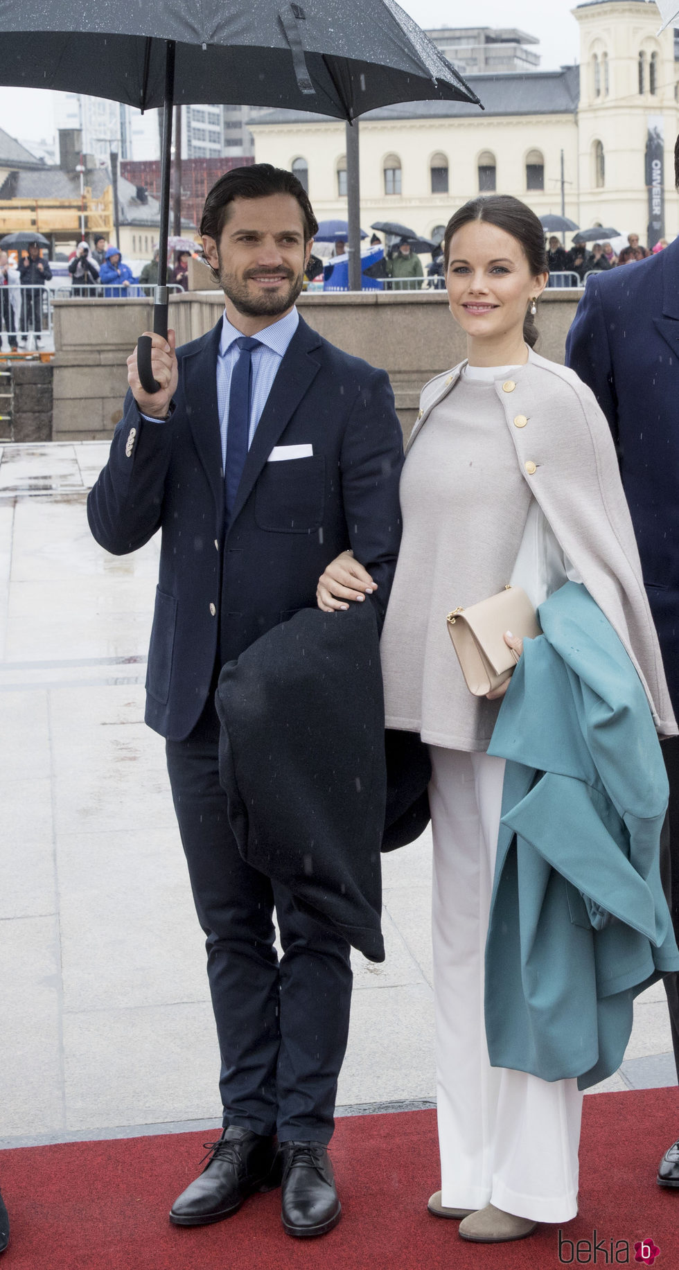 El príncipe Carlos Felipe de Suecia y Sofia Hellqvist en el 80 cumpleaños de Harald y Sonia de Noruega