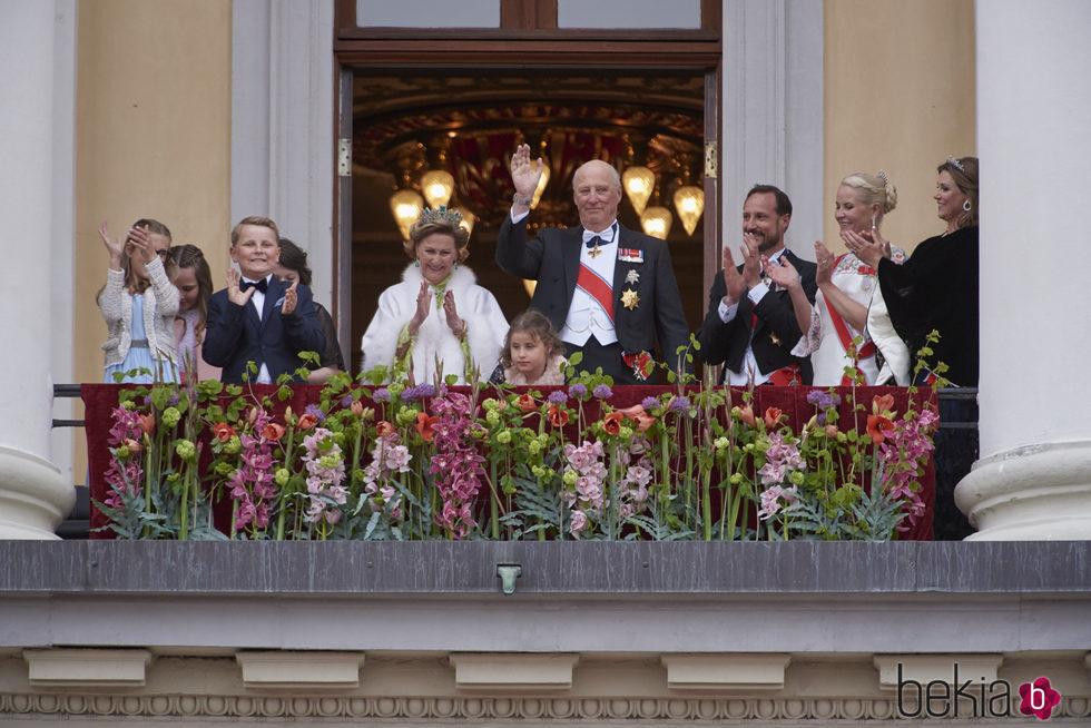 La Familia Real Noruega aplaude tras escuchar el cumpleaños feliz a los Reyes de Noruega