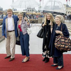 Los Reyes y las Princesas Mabel y Beatriz de Holanda en el 80 cumpleaños de Harald y Sonia de Noruega