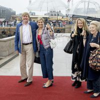 Los Reyes y las Princesas Mabel y Beatriz de Holanda en el 80 cumpleaños de Harald y Sonia de Noruega