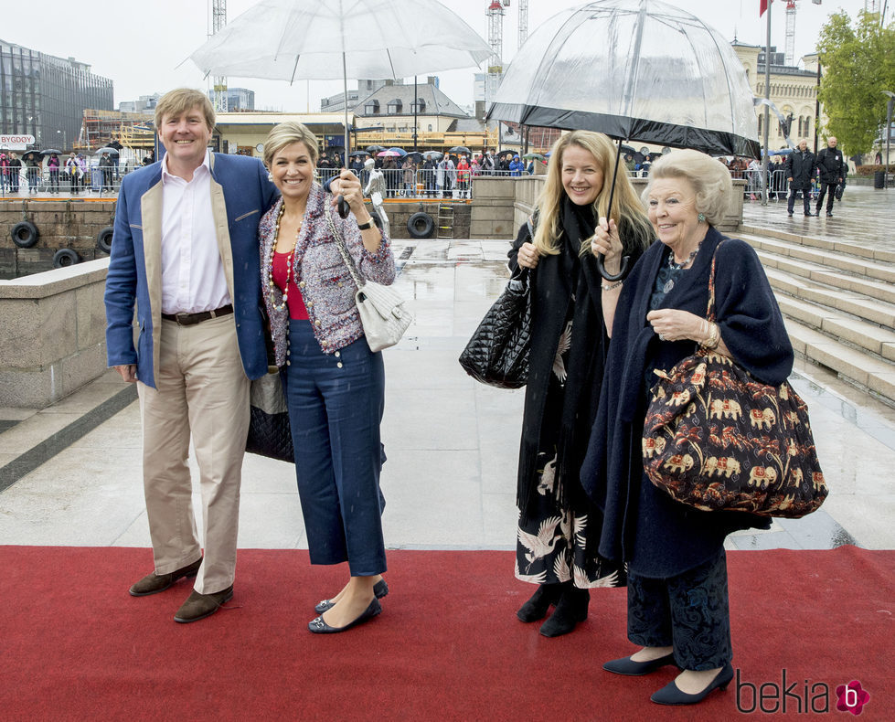 Los Reyes y las Princesas Mabel y Beatriz de Holanda en el 80 cumpleaños de Harald y Sonia de Noruega