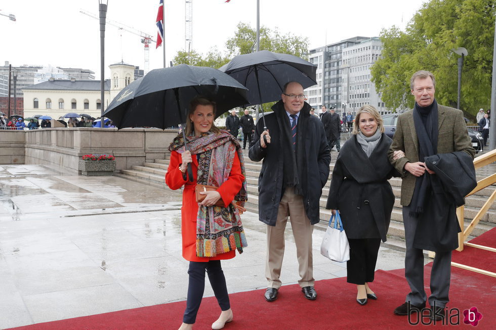 Alberto de Mónaco, la Condesa de Wessex y los Grandes Duques de Luxemburgo en el 80 cumpleaños de Harald y Sonia de Noruega