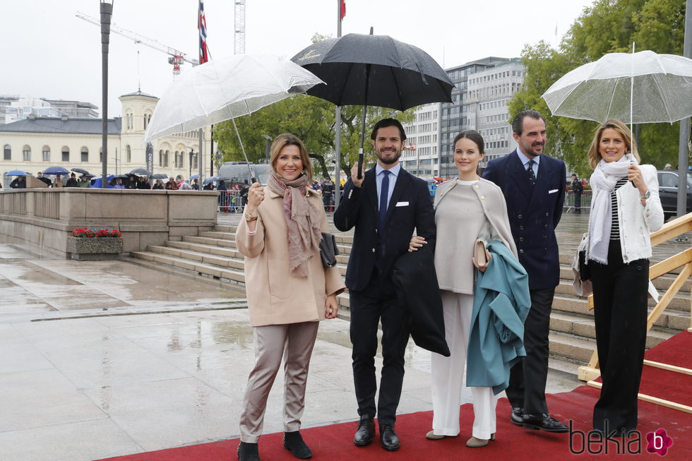 Marta Luisa de Noruega, Carlos Felipe y Sofia de Suecia y Nicolás y Tatiana de Grecia en el 80 cumpleaños de Harald y Sonia de Noruega