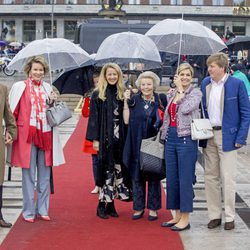 Los Reyes y las Princesas Beatriz y Mabel de Holanda junto a los Reyes de Bélgica en el 80 cumpleaños de Harald y Sonia de Noruega