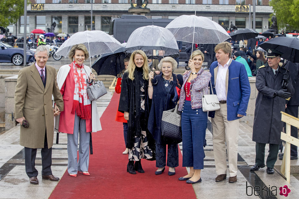 Los Reyes y las Princesas Beatriz y Mabel de Holanda junto a los Reyes de Bélgica en el 80 cumpleaños de Harald y Sonia de Noruega