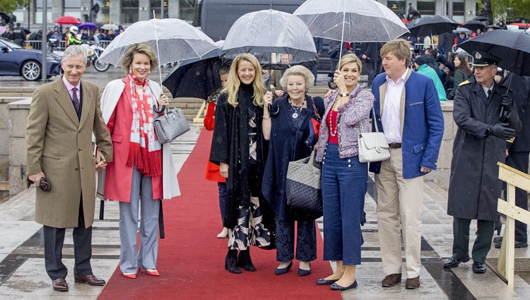 Los Reyes y las Princesas Beatriz y Mabel de Holanda junto a los Reyes de Bélgica en el 80 cumpleaños de Harald y Sonia de Noruega