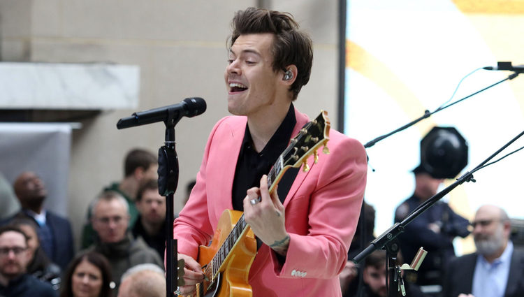 Harry Styles cantando Caroline en Today show