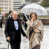 Los Reyes Juan Carlos y Sofía ríen divertidos en la cena en honor a los Reyes de Noruega por su 80 cumpleaños