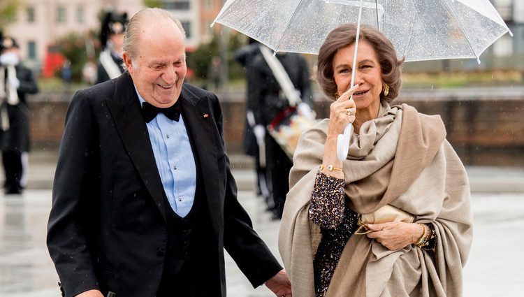 Los Reyes Juan Carlos y Sofía ríen divertidos en la cena en honor a los Reyes de Noruega por su 80 cumpleaños