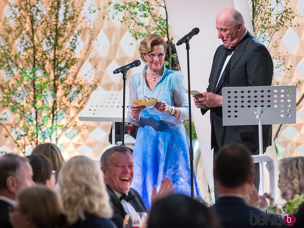 Harald y Sonia durante su discurso en la cena de su 80 cumpleaños