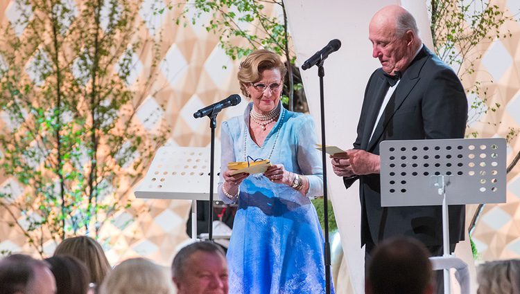 Harald y Sonia durante su discurso en la cena de su 80 cumpleaños